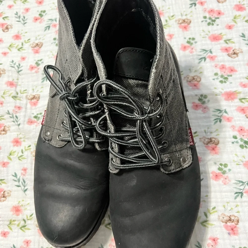 Levi's Men's Black and Gray Boots